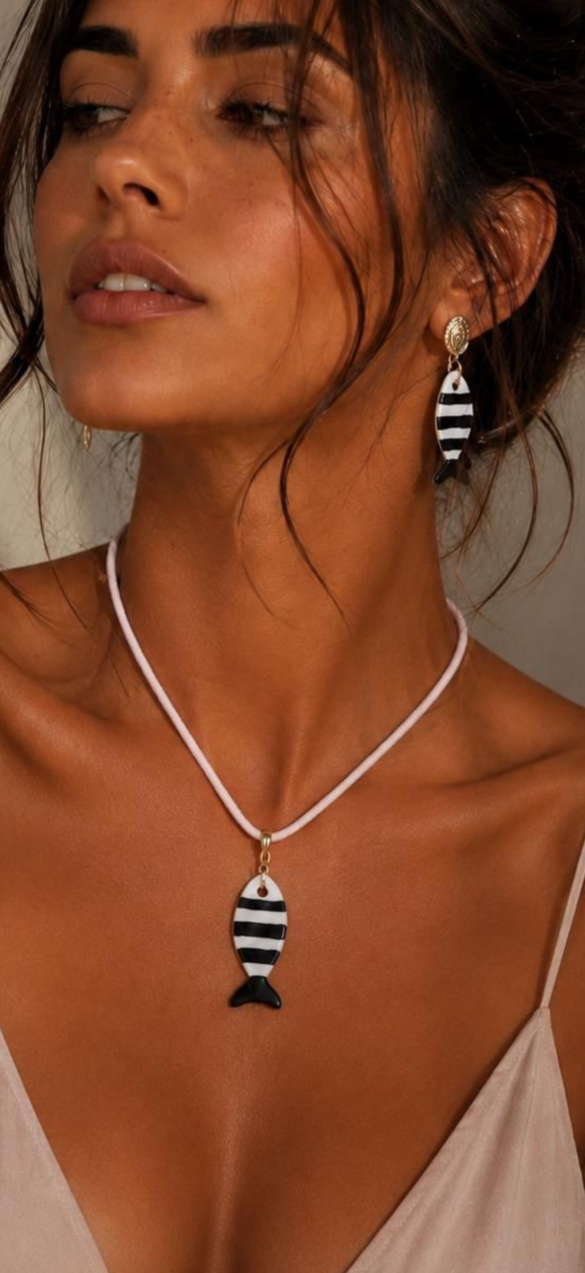 Pez negro con pendientes